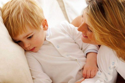 Vrouw die met kind praat