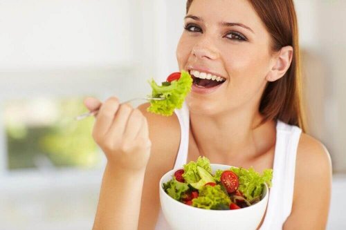 vrouw eet salade