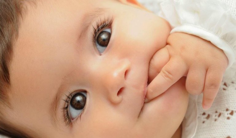Hoe maak je een baby aan het lachen?