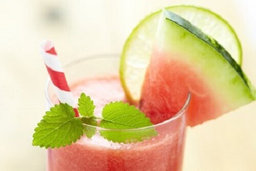 Smoothie met watermeloen aardbei en citroen