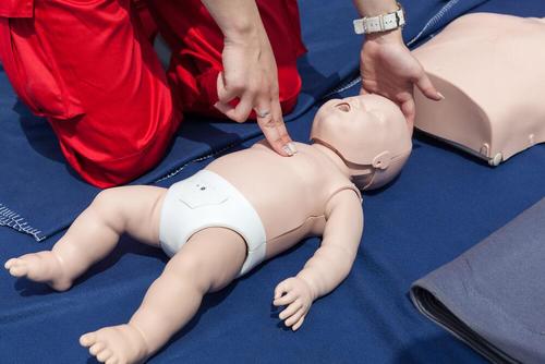 Hoe moet je een baby reanimeren?
