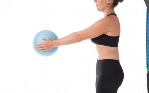 De ball squeeze op borstniveau