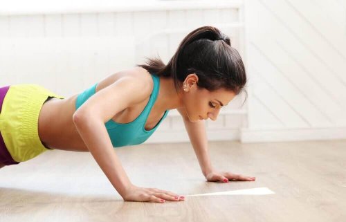 De push-up is een van de oefeningen voor een afgetrainde borstkas