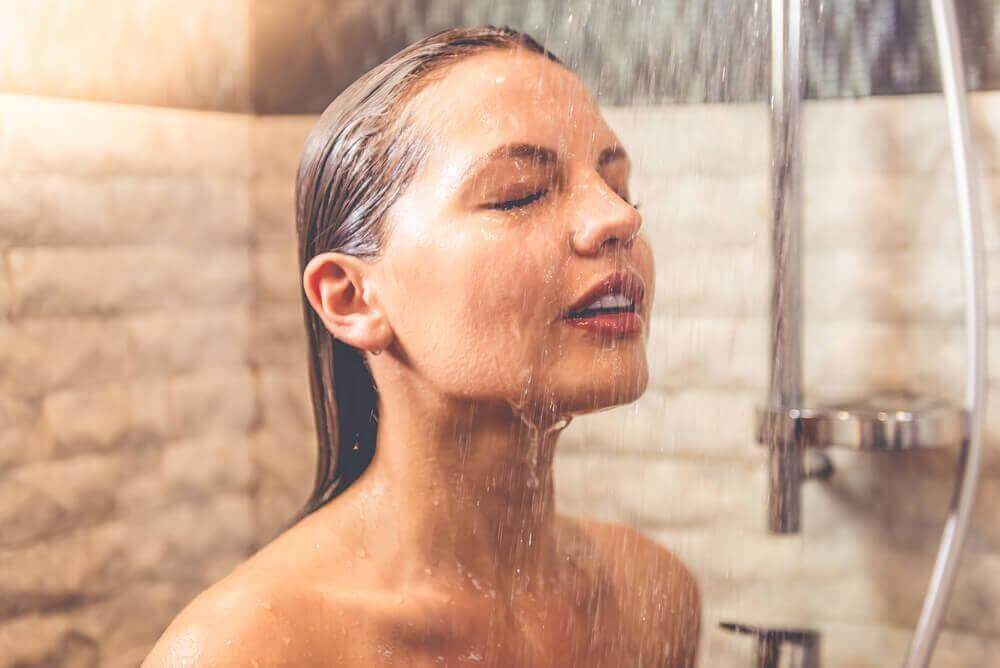 de voordelen van een koude douche naast de perfecte trainingsroutine voor je borsten