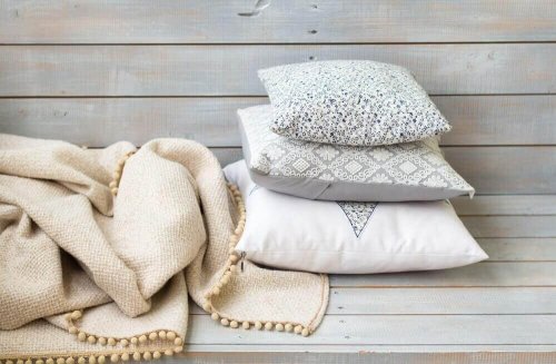 Decoratieve kussens op een houten bank
