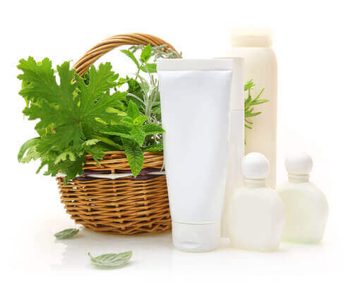 flesjes shampoo en mandje frambozenblaadjes