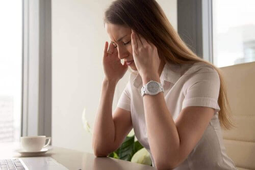 Gespannen vrouw aan tafel
