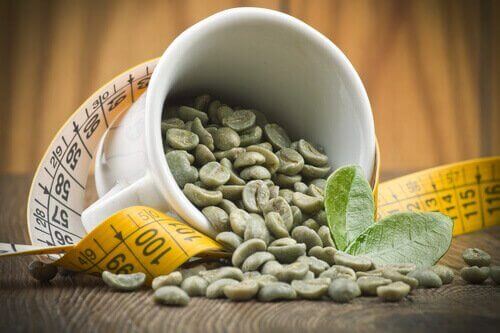 groene koffiebonen en een meetlint