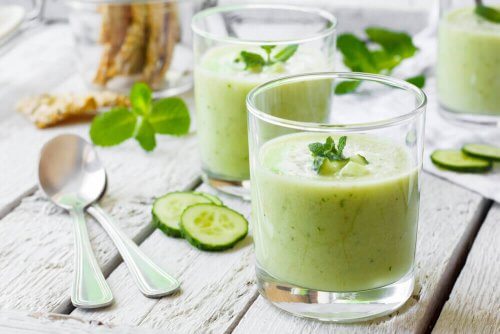 glazen met groene smoothies voor in je detox-dieet