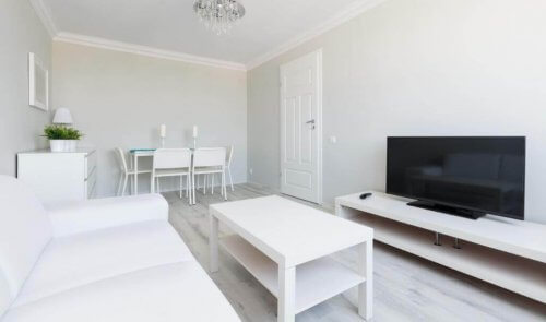 Grote witte woonkamer