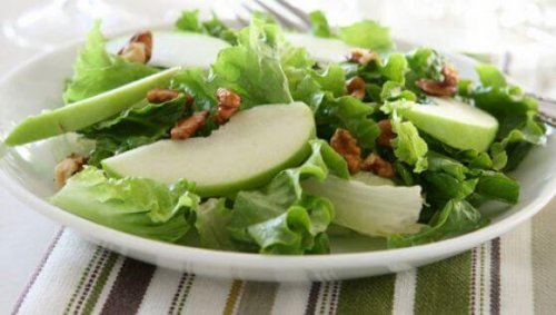 Heerlijke salade met groene appel en selderij