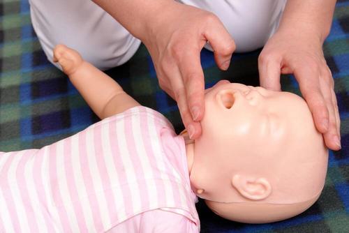 Pop van een baby met het hoofd naar achteren