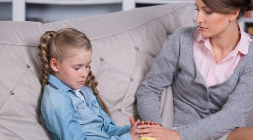 meisje huilt bij moeder