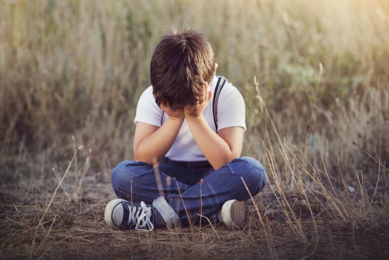 huilend jongetje in een veld