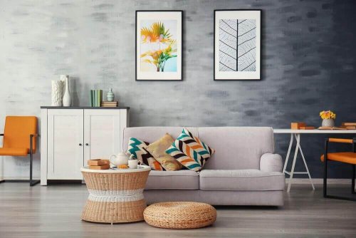 Kamer met decoratieve kussens