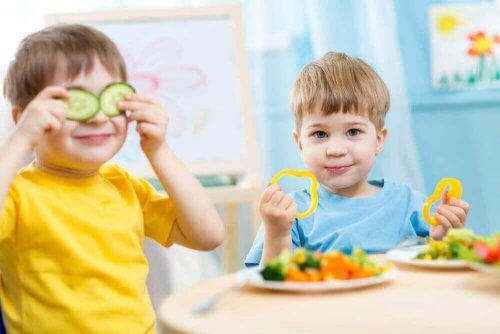 Kinderen eten groentes