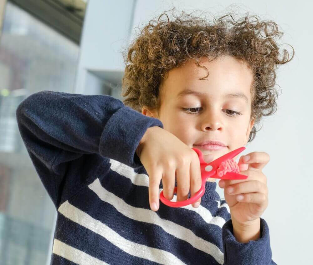 jongen is aan het knippen