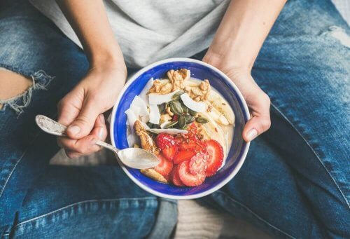schaaltje met yoghurt en fruit