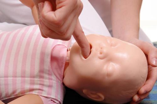 Maak de luchtwegen van de baby vrij