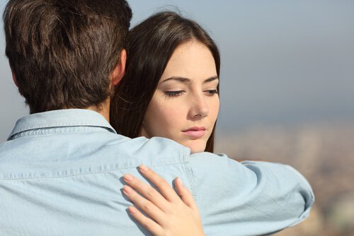 vrouw kijkt verdrietig