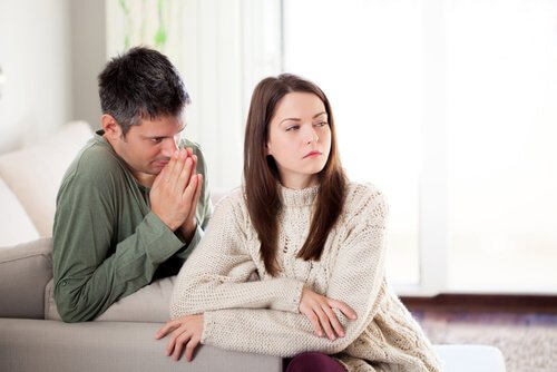 vrouw keert man haar rug toe