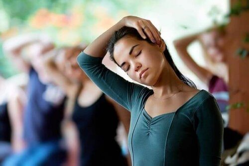 vrouw stretcht haar nek