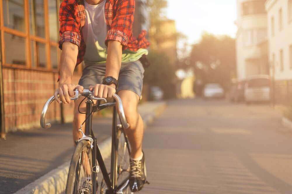 man op een racefiets