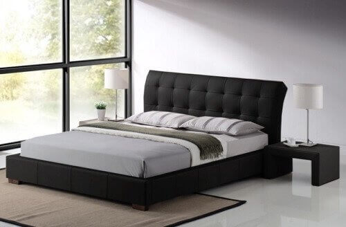 slaapkamer met een opgemaakt bed
