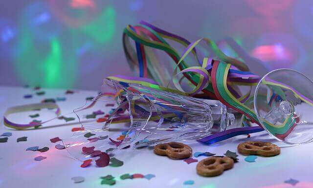 neon licht en confetti