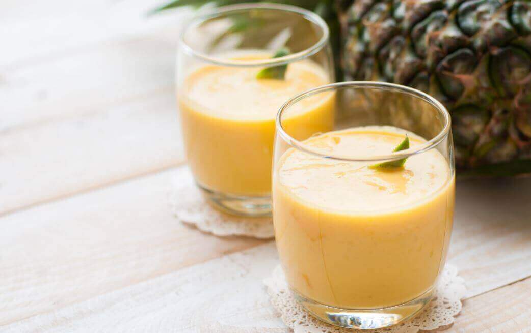 glazen met papaja en banaan smoothie