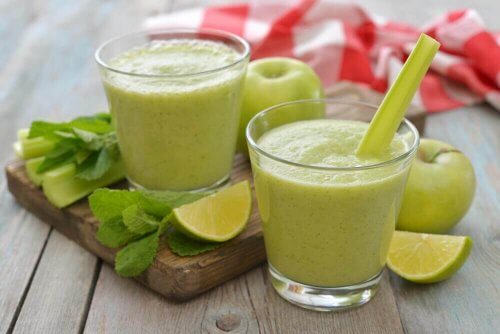 glas met smoothie met kool in je detox-dieet