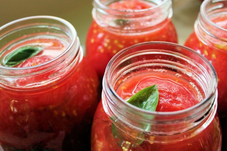 glazen potten met rode smoothies