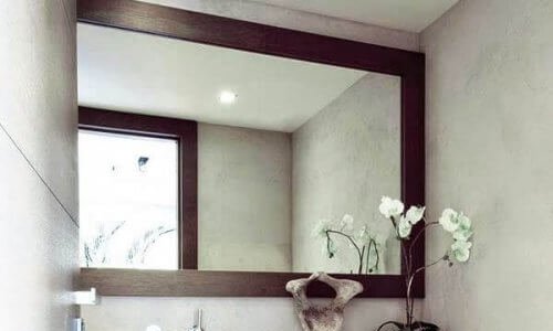 Spiegel om je woonkamer er groter uit te laten zien