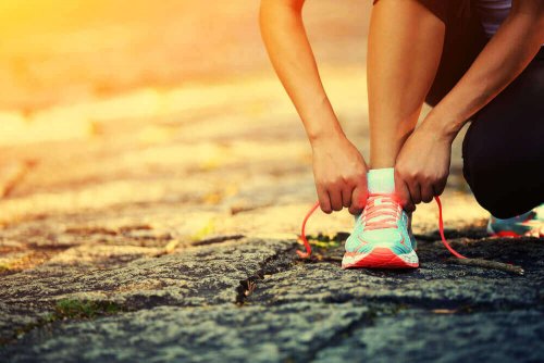 Sportschoenen aantrekken