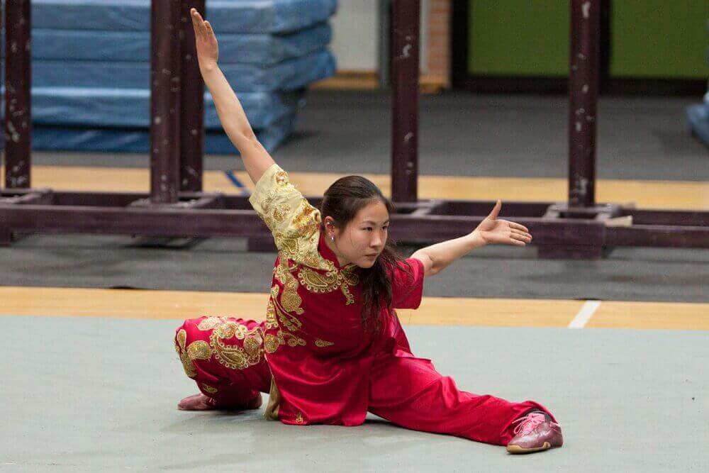 vrouw doet tai chi oefening