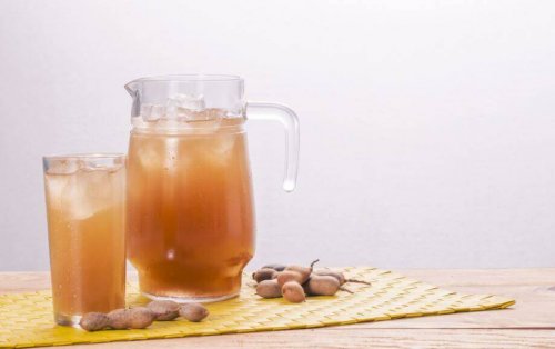 Tamarindesap in een glas en kan