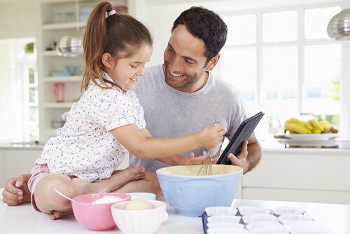 vader en dochter aan het koken