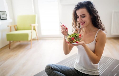Vrouw die een salade eet