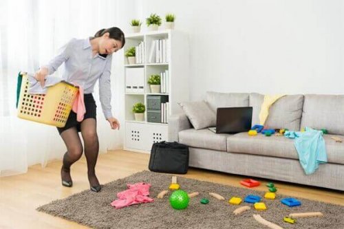 Vrouw die huis opruimt