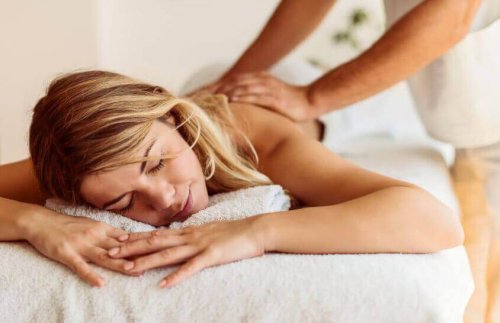 Vrouw die massage krijgt