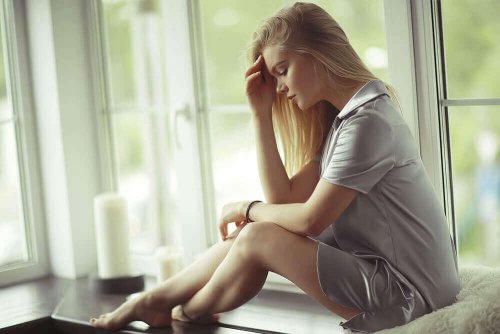 Vrouw die nadenkt