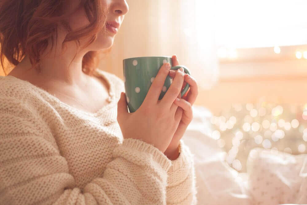 vrouw met gestippelde beker