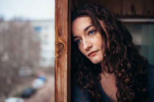 Vrouw met bezorgde blik in een moeilijke tijd