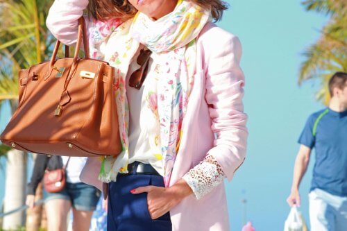 Vrouw met een handtas