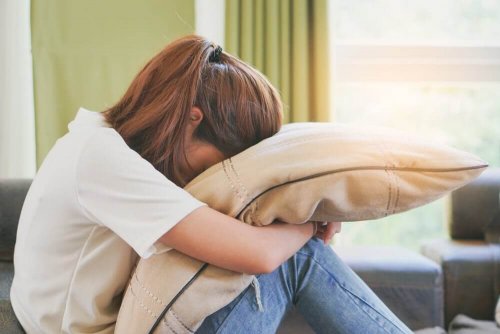 Vrouw met hoofd in kussen