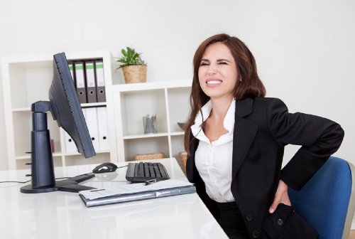 vrouw zit achter computer