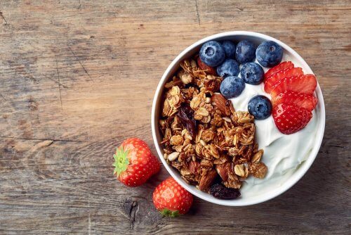 yoghurt met haver en fruit als een van de beste ontbijt-opties 