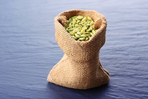 groene koffiebonen in een jute zakje