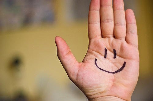 smiley op een hand getekend