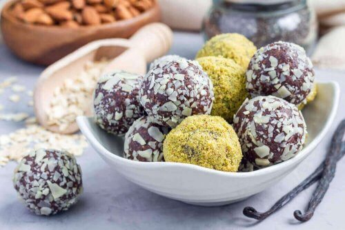 schaaltje met chocolade balletjes